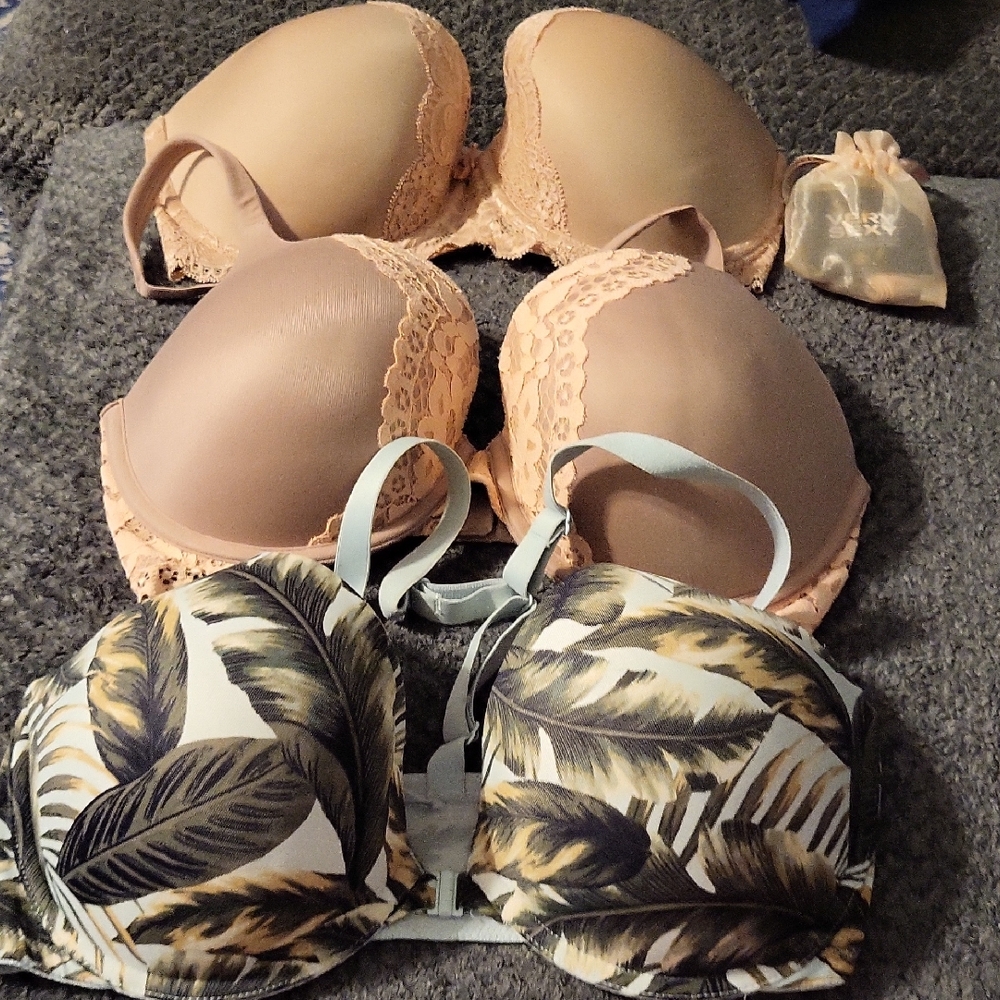 Women’s Nude Lace Trim T-Shirt Bras and Palm Print Bra Set